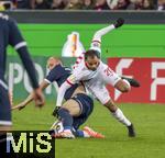 28.10.2025, Fussball DFB-Pokal 2025/2026, 2.Runde, FC Augsburg - VfL Bochum, in der WWK-Arena Augsburg. Alexis Julian Claude-Maurice (FC Augsburg) hebt ab
