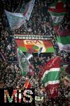 28.10.2025, Fussball DFB-Pokal 2025/2026, 2.Runde, FC Augsburg - VfL Bochum, in der WWK-Arena Augsburg. FCA Fans schwenken ihre Fahnen.
