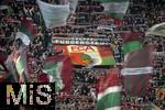28.10.2025, Fussball DFB-Pokal 2025/2026, 2.Runde, FC Augsburg - VfL Bochum, in der WWK-Arena Augsburg. FCA Fans schwenken ihre Fahnen.
