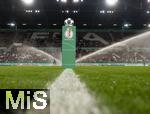 28.10.2025, Fussball DFB-Pokal 2025/2026, 2.Runde, FC Augsburg - VfL Bochum, in der WWK-Arena Augsburg. Der Derby Spielball liegt auf einem Podest mit DFB Logo
