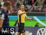 28.10.2025, Fussball DFB-Pokal 2025/2026, 2.Runde, FC Augsburg - VfL Bochum, in der WWK-Arena Augsburg. Schiedsrichter Sascha Stegemann (Deutschland) gestikuliert
