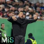 28.10.2025, Fussball DFB-Pokal 2025/2026, 2.Runde, FC Augsburg - VfL Bochum, in der WWK-Arena Augsburg. Trainer Sandro Wagner (FC Augsburg) in Rage
