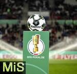 28.10.2025, Fussball DFB-Pokal 2025/2026, 2.Runde, FC Augsburg - VfL Bochum, in der WWK-Arena Augsburg. Der Derby Spielball liegt auf einem Podest mit DFB Logo
