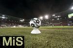 28.10.2025, Fussball DFB-Pokal 2025/2026, 2.Runde, FC Augsburg - VfL Bochum, in der WWK-Arena Augsburg. Der Derbystar der Spielball liegt bereit auf einem Htchen am Spielfeldrand  
