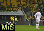 31.10.2025, Fussball 1. Bundesliga 2025/2026, 9.Spieltag, FC Augsburg - Borussia Dortmund, in der WWK-Arena Augsburg. Die Dortmunder Fans haben Tennisbälle geworfen, aus Protest gegen die späte Anspielzeit am Freitag um 20:30 Uhr.