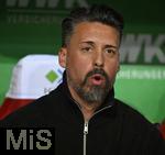 31.10.2025, Fussball 1. Bundesliga 2025/2026, 9.Spieltag, FC Augsburg - Borussia Dortmund, in der WWK-Arena Augsburg. Trainer Sandro Wagner (FC Augsburg) nachdenklich