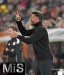 31.10.2025, Fussball 1. Bundesliga 2025/2026, 9.Spieltag, FC Augsburg - Borussia Dortmund, in der WWK-Arena Augsburg. Trainer Sandro Wagner (FC Augsburg) gestikuliert.