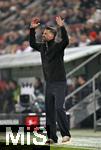 31.10.2025, Fussball 1. Bundesliga 2025/2026, 9.Spieltag, FC Augsburg - Borussia Dortmund, in der WWK-Arena Augsburg. Trainer Sandro Wagner (FC Augsburg) ist unzufrieden