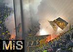 31.10.2025, Fussball 1. Bundesliga 2025/2026, 9.Spieltag, FC Augsburg - Borussia Dortmund, in der WWK-Arena Augsburg. Raketen und Phyrotechnik werden wild durchs Stadion geschossen , vom Dortmunder Fanblock.