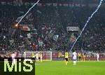 31.10.2025, Fussball 1. Bundesliga 2025/2026, 9.Spieltag, FC Augsburg - Borussia Dortmund, in der WWK-Arena Augsburg. Raketen und Phyrotechnik werden wild durchs Stadion geschossen. Die Spieler haben angst