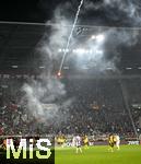 31.10.2025, Fussball 1. Bundesliga 2025/2026, 9.Spieltag, FC Augsburg - Borussia Dortmund, in der WWK-Arena Augsburg. Raketen und Phyrotechnik werden wild durchs Stadion geschossen. Die Spieler auf dem Platz haben Angst