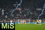 31.10.2025, Fussball 1. Bundesliga 2025/2026, 9.Spieltag, FC Augsburg - Borussia Dortmund, in der WWK-Arena Augsburg. Raketen und Phyrotechnik werden wild durchs Stadion geschossen. Die Spieler haben angst