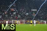 31.10.2025, Fussball 1. Bundesliga 2025/2026, 9.Spieltag, FC Augsburg - Borussia Dortmund, in der WWK-Arena Augsburg. Raketen und Phyrotechnik werden wild durchs Stadion geschossen. Die Spieler haben angst