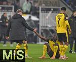 31.10.2025, Fussball 1. Bundesliga 2025/2026, 9.Spieltag, FC Augsburg - Borussia Dortmund, in der WWK-Arena Augsburg. Julian Brandt (Borussia Dortmund) hilft Serhou Yadaly Guirassy (Borussia Dortmund) auf die Füße, Jobe Bellingham (Borussia Dortmund)