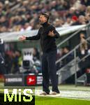 31.10.2025, Fussball 1. Bundesliga 2025/2026, 9.Spieltag, FC Augsburg - Borussia Dortmund, in der WWK-Arena Augsburg. Trainer Sandro Wagner (FC Augsburg) in Rage 