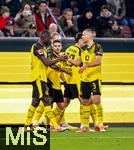 31.10.2025, Fussball 1. Bundesliga 2025/2026, 9.Spieltag, FC Augsburg - Borussia Dortmund, in der WWK-Arena Augsburg. Torjubel Serhou Yadaly Guirassy (li, Borussia Dortmund), re: Waldemar Anton (Borussia Dortmund) 