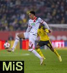 31.10.2025, Fussball 1. Bundesliga 2025/2026, 9.Spieltag, FC Augsburg - Borussia Dortmund, in der WWK-Arena Augsburg. Noahkai Dominic Banks (FC Augsburg) am Ball 
