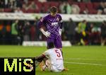 31.10.2025, Fussball 1. Bundesliga 2025/2026, 9.Spieltag, FC Augsburg - Borussia Dortmund, in der WWK-Arena Augsburg. Iris Chrislain Aurel Matisma (FC Augsburg) und Torwart Finn Dahmen (FC Augsburg) nachdenklich nach dem Spiel.
