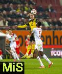 31.10.2025, Fussball 1. Bundesliga 2025/2026, 9.Spieltag, FC Augsburg - Borussia Dortmund, in der WWK-Arena Augsburg. von links:  Julian Brandt (Borussia Dortmund) gegen Iris Chrislain Aurel Matisma (FC Augsburg) 
