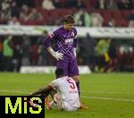 31.10.2025, Fussball 1. Bundesliga 2025/2026, 9.Spieltag, FC Augsburg - Borussia Dortmund, in der WWK-Arena Augsburg. Iris Chrislain Aurel Matisma (FC Augsburg) und Torwart Finn Dahmen (FC Augsburg) nachdenklich nach dem Spiel.
