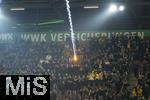 31.10.2025, Fussball 1. Bundesliga 2025/2026, 9.Spieltag, FC Augsburg - Borussia Dortmund, in der WWK-Arena Augsburg. Leuchtrakete, die die Dortmunder Fans abgebrannt haben, fliegt in die Zuschauerrnge