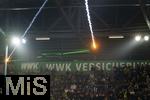 31.10.2025, Fussball 1. Bundesliga 2025/2026, 9.Spieltag, FC Augsburg - Borussia Dortmund, in der WWK-Arena Augsburg. Leuchtrakete, die die Dortmunder Fans abgebrannt haben, fliegt in die Zuschauerrnge