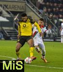 31.10.2025, Fussball 1. Bundesliga 2025/2026, 9.Spieltag, FC Augsburg - Borussia Dortmund, in der WWK-Arena Augsburg. v.li: Jobe Bellingham (Borussia Dortmund) gegen Ismael Seifallah Gharbi (FC Augsburg) 
