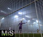 31.10.2025, Fussball 1. Bundesliga 2025/2026, 9.Spieltag, FC Augsburg - Borussia Dortmund, in der WWK-Arena Augsburg. Torwart Finn Dahmen (FC Augsburg) steht im Rauch der Pyros die die Dortmunder Fans abgebrannt haben.
