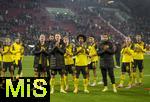 31.10.2025, Fussball 1. Bundesliga 2025/2026, 9.Spieltag, FC Augsburg - Borussia Dortmund, in der WWK-Arena Augsburg. Schlussjubel der Dortmunder, Pascal Gro (Borussia Dortmund), Julian Brandt (Borussia Dortmund), Maximilian Beier (Borussia Dortmund), Karim Adeyemi (Borussia Dortmund), Emre Can (Borussia Dortmund), Julian Ryerson (Borussia Dortmund) 
