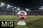 31.10.2025, Fussball 1. Bundesliga 2025/2026, 9.Spieltag, FC Augsburg - Borussia Dortmund, in der WWK-Arena Augsburg. Der Spielball Derbystar liegt auf dem Htchen am Spielfeldrand bereit.