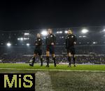 31.10.2025, Fussball 1. Bundesliga 2025/2026, 9.Spieltag, FC Augsburg - Borussia Dortmund, in der WWK-Arena Augsburg. Das Schiedsrichtergespann mit Schiedsrichter Tobias Stieler (mitte), Schiedsrichterassistent Marcel Unger (li), Schiedsrichterassistent Lasse Koslowski (re) kommen geschlossen vom Platz. 