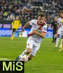 31.10.2025, Fussball 1. Bundesliga 2025/2026, 9.Spieltag, FC Augsburg - Borussia Dortmund, in der WWK-Arena Augsburg. Robin Fellhauer (Augsburg) am Ball 