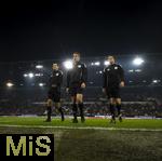 31.10.2025, Fussball 1. Bundesliga 2025/2026, 9.Spieltag, FC Augsburg - Borussia Dortmund, in der WWK-Arena Augsburg. Das Schiedsrichtergespann mit Schiedsrichter Tobias Stieler (mitte), Schiedsrichterassistent Marcel Unger (li), Schiedsrichterassistent Lasse Koslowski (re) kommen geschlossen vom Platz. 