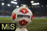 31.10.2025, Fussball 1. Bundesliga 2025/2026, 9.Spieltag, FC Augsburg - Borussia Dortmund, in der WWK-Arena Augsburg. Der Spielball Derbystar liegt auf dem Htchen am Spielfeldrand bereit.