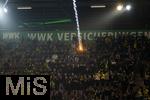 31.10.2025, Fussball 1. Bundesliga 2025/2026, 9.Spieltag, FC Augsburg - Borussia Dortmund, in der WWK-Arena Augsburg. Leuchtrakete, die die Dortmunder Fans im Gsteblock abgeschossen haben, fliegt quer ber den Platz zu den Gstefans in den Augsburger Block und auf den Platz zu den Spielern und stellt eine erhebliche Gesundheitsgefahr dar.
