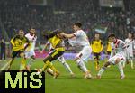 31.10.2025, Fussball 1. Bundesliga 2025/2026, 9.Spieltag, FC Augsburg - Borussia Dortmund, in der WWK-Arena Augsburg. v.li: Serhou Yadaly Guirassy (Borussia Dortmund) gegen Keven Schlotterbeck (FC Augsburg) 