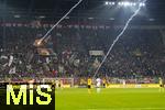 31.10.2025, Fussball 1. Bundesliga 2025/2026, 9.Spieltag, FC Augsburg - Borussia Dortmund, in der WWK-Arena Augsburg. Leuchtrakete, die die Dortmunder Fans im Gsteblock abgeschossen haben, fliegt quer ber den Platz zu den Gstefans in den Augsburger Block und auf den Platz zu den Spielern und stellt eine erhebliche Gesundheitsgefahr dar.
