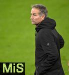 01.11.2025, Fussball Bundesliga 2025/2026, 9.Spieltag, FC Bayern Mnchen - Bayer Leverkusen, in der Allianz-Arena Mnchen, Trainer Kasper Hjulmand (Bayer Leverkusen) nachdenklich.


