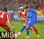 01.11.2025, Fussball Bundesliga 2025/2026, 9.Spieltag, FC Bayern Mnchen - Bayer Leverkusen, in der Allianz-Arena Mnchen, v.l. Nicolas Jackson (FC Bayern Mnchen), Serge Gnabry (FC Bayern Mnchen) und Claudio Echeverri (Leverkusen) 


