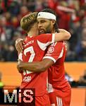 01.11.2025, Fussball Bundesliga 2025/2026, 9.Spieltag, FC Bayern Mnchen - Bayer Leverkusen, in der Allianz-Arena Mnchen, Torjubel v.l. Lennart Karl (FC Bayern Mnchen) und Serge Gnabry (FC Bayern Mnchen) umarmen sich.


