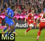 01.11.2025, Fussball Bundesliga 2025/2026, 9.Spieltag, FC Bayern Mnchen - Bayer Leverkusen, in der Allianz-Arena Mnchen, Lennart Karl (FC Bayern Mnchen) setzt sich durch.


