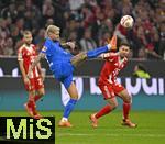 01.11.2025, Fussball Bundesliga 2025/2026, 9.Spieltag, FC Bayern Mnchen - Bayer Leverkusen, in der Allianz-Arena Mnchen, Robert Andrich (Leverkusen) gegen Raphael Guerreiro (FC Bayern Mnchen) 


