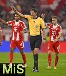 01.11.2025, Fussball Bundesliga 2025/2026, 9.Spieltag, FC Bayern Mnchen - Bayer Leverkusen, in der Allianz-Arena Mnchen, Schiedsrichter Deniz Aytekin (Deutschland) gestikuliert,


