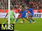 01.11.2025, Fussball Bundesliga 2025/2026, 9.Spieltag, FC Bayern Mnchen - Bayer Leverkusen, in der Allianz-Arena Mnchen, Konrad Laimer (FC Bayern Mnchen) wird abgehalten. v.l. Torwart Mark Flekken (Leverkusen) 


