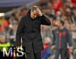 01.11.2025, Fussball Bundesliga 2025/2026, 9.Spieltag, FC Bayern Mnchen - Bayer Leverkusen, in der Allianz-Arena Mnchen, 
Trainer Kasper Hjulmand (Bayer Leverkusen) fasst sich an den Kopf,

