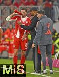 01.11.2025, Fussball Bundesliga 2025/2026, 9.Spieltag, FC Bayern Mnchen - Bayer Leverkusen, in der Allianz-Arena Mnchen, Leon Goretzka (FC Bayern Mnchen) und Trainer Vincent Kompany (FC Bayern Mnchen) im Gesprch.


