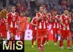 01.11.2025, Fussball Bundesliga 2025/2026, 9.Spieltag, FC Bayern Mnchen - Bayer Leverkusen, in der Allianz-Arena Mnchen, v.l. Leon Goretzka (FC Bayern Mnchen), Harry Kane (FC Bayern Mnchen) und Min-jae Kim (Bayern Mnchen, Minjae Kim) bedanken sich nei den Fans.


