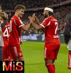 01.11.2025, Fussball Bundesliga 2025/2026, 9.Spieltag, FC Bayern Mnchen - Bayer Leverkusen, in der Allianz-Arena Mnchen, Torjubel v.li: Tom Bischof (Bayern Mnchen) mit Serge Gnabry (FC Bayern Mnchen) 