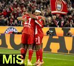 01.11.2025, Fussball Bundesliga 2025/2026, 9.Spieltag, FC Bayern Mnchen - Bayer Leverkusen, in der Allianz-Arena Mnchen, Torjubel  Serge Gnabry (FC Bayern Mnchen), Tom Bischof (Bayern Mnchen), Nicolas Jackson (FC Bayern Mnchen) 