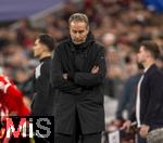 01.11.2025, Fussball Bundesliga 2025/2026, 9.Spieltag, FC Bayern Mnchen - Bayer Leverkusen, in der Allianz-Arena Mnchen, Trainer KasperHjulmand (Bayer Leverkusen) nachdenklich 